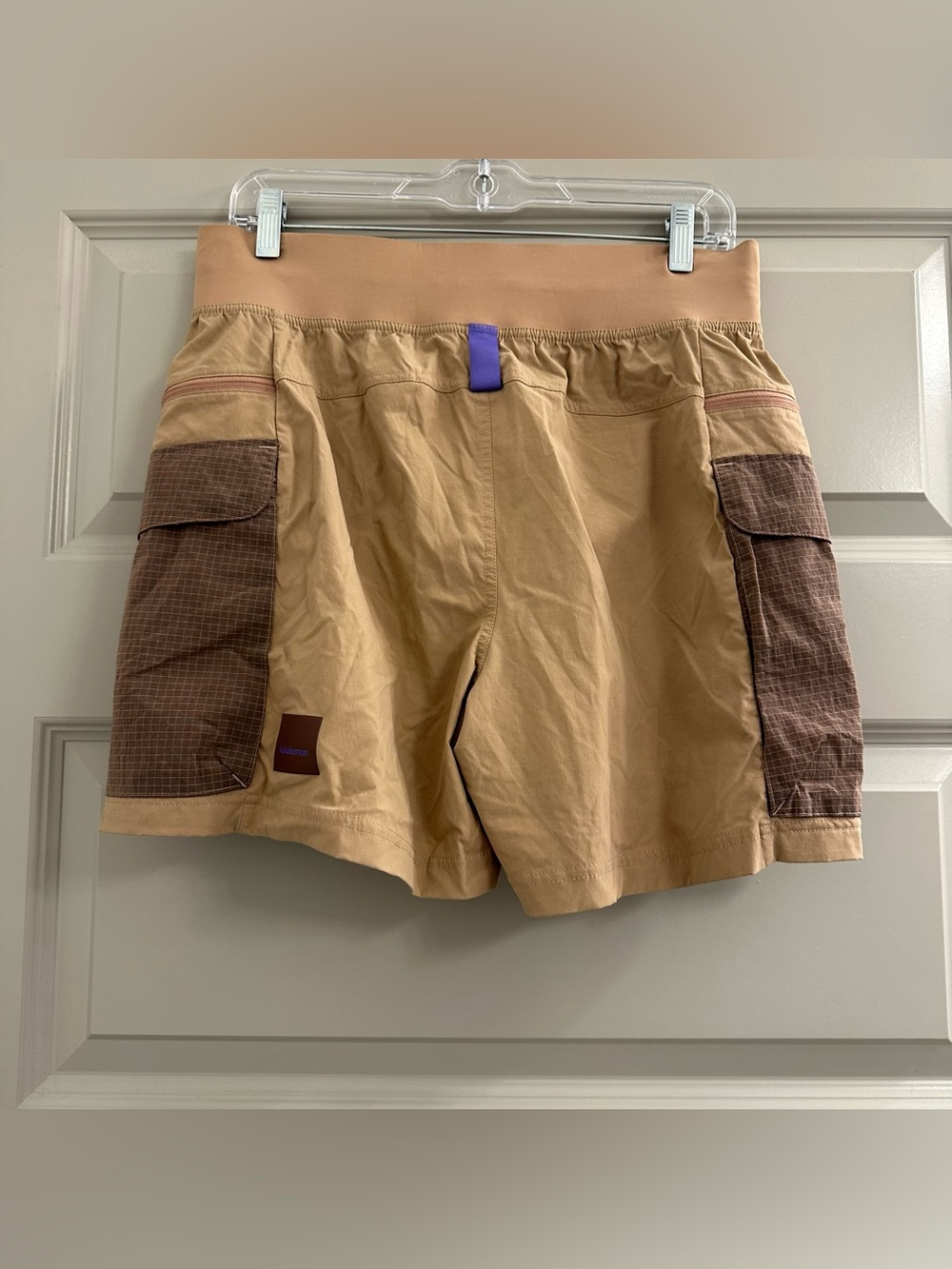 Lululemon Multi-Pocket Cargo High-
Rise Hiking Short 5" - Picture 4 of 6